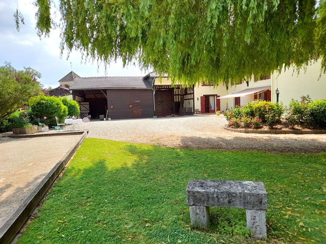 GIFFAUMONT-CHAMPAUBERT Superbe Maison de Village, Villa ou Propriété de Charme de 239 m² Entièrement Rénovée, avec sa Piscine chauffée, Poolhouse, Garage, Terrain de Pétanque, Dépendances et Terrain Clos et Arboré de 2874 m² 17