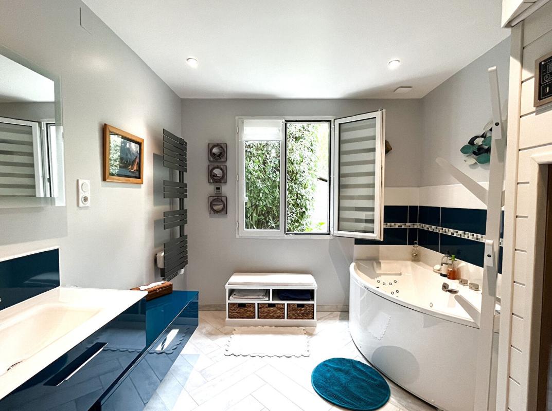 GIFFAUMONT-CHAMPAUBERT Superbe Maison de Village, Villa ou Propriété de Charme de 239 m² Entièrement Rénovée, avec sa Piscine chauffée, Poolhouse, Garage, Terrain de Pétanque, Dépendances et Terrain Clos et Arboré de 2874 m² 5