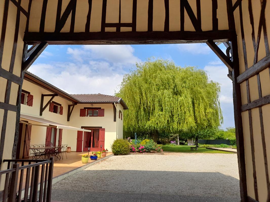 GIFFAUMONT-CHAMPAUBERT Superbe Maison de Village, Villa ou Propriété de Charme de 239 m² Entièrement Rénovée, avec sa Piscine chauffée, Poolhouse, Garage, Terrain de Pétanque, Dépendances et Terrain Clos et Arboré de 2874 m² 6