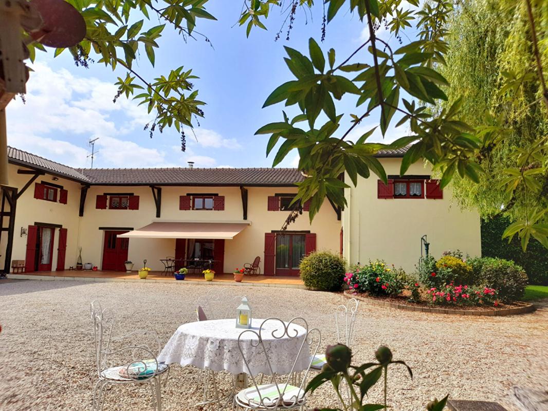 GIFFAUMONT-CHAMPAUBERT Superbe Maison de Village, Villa ou Propriété de Charme de 239 m² Entièrement Rénovée, avec sa Piscine chauffée, Poolhouse, Garage, Terrain de Pétanque, Dépendances et Terrain Clos et Arboré de 2874 m² 7