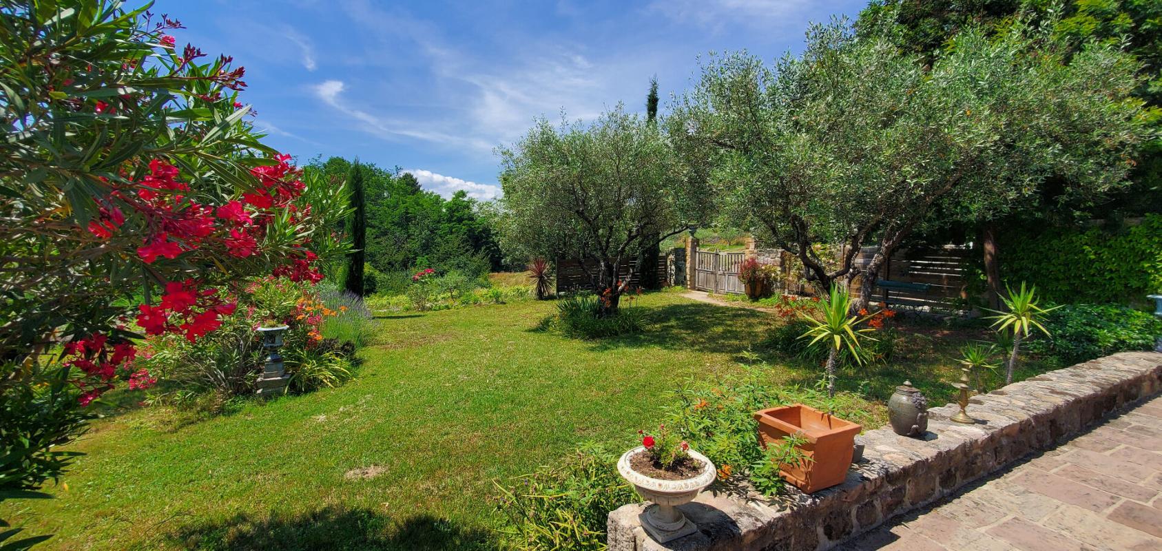 PAYZAC MAS PROVENÇAL DU XVIIIe, VUE ALPES ET MONT VENTOUX. CINQ CHAMBRES, IMMENSE SALON, GRANDE PISCINE, SIX TERRASSES. OPPORTUNITÉ UNIQUE À SAISIR 15