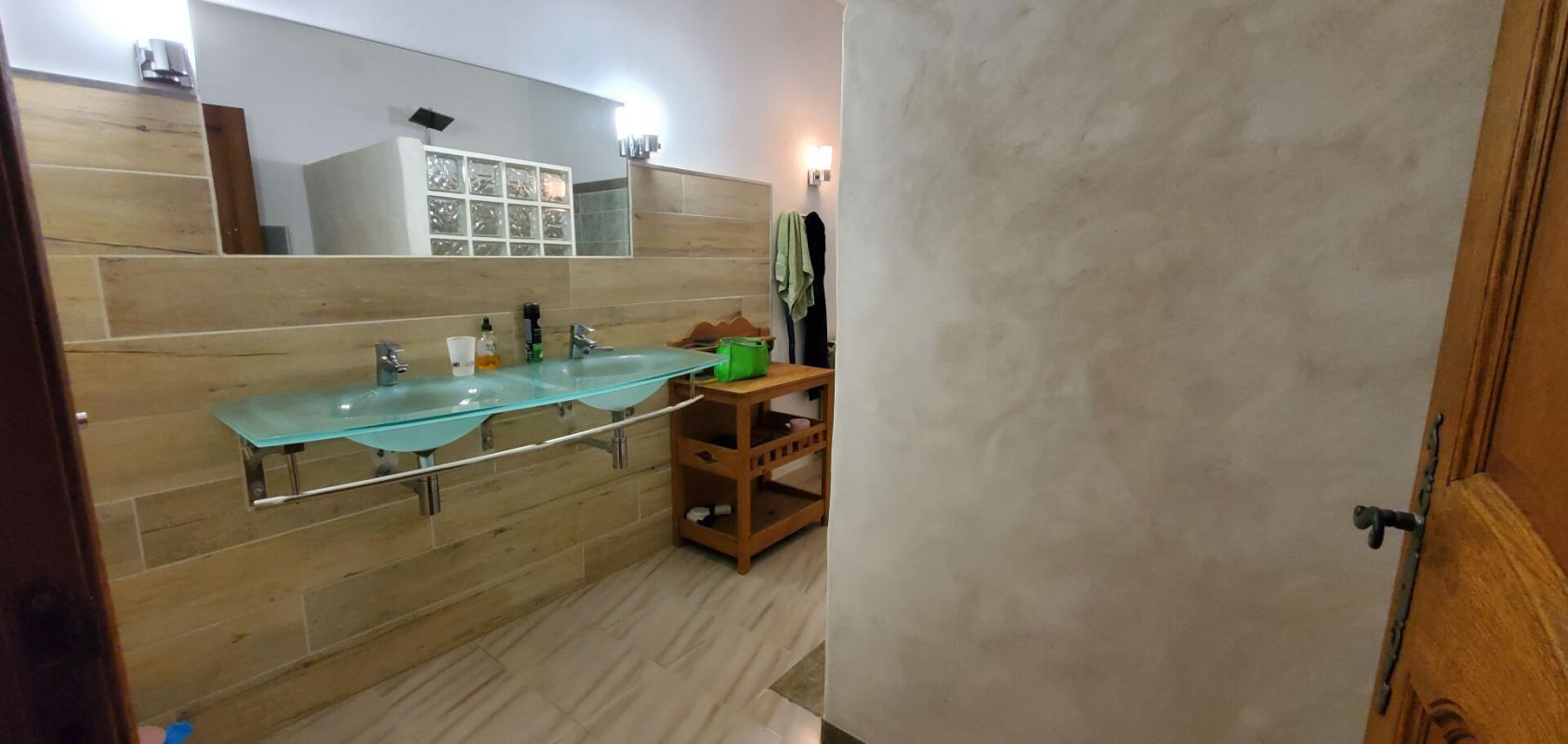 PAYZAC MAS PROVENÇAL DU XVIIIe, VUE ALPES ET MONT VENTOUX. CINQ CHAMBRES, IMMENSE SALON, GRANDE PISCINE, SIX TERRASSES. OPPORTUNITÉ UNIQUE À SAISIR 9