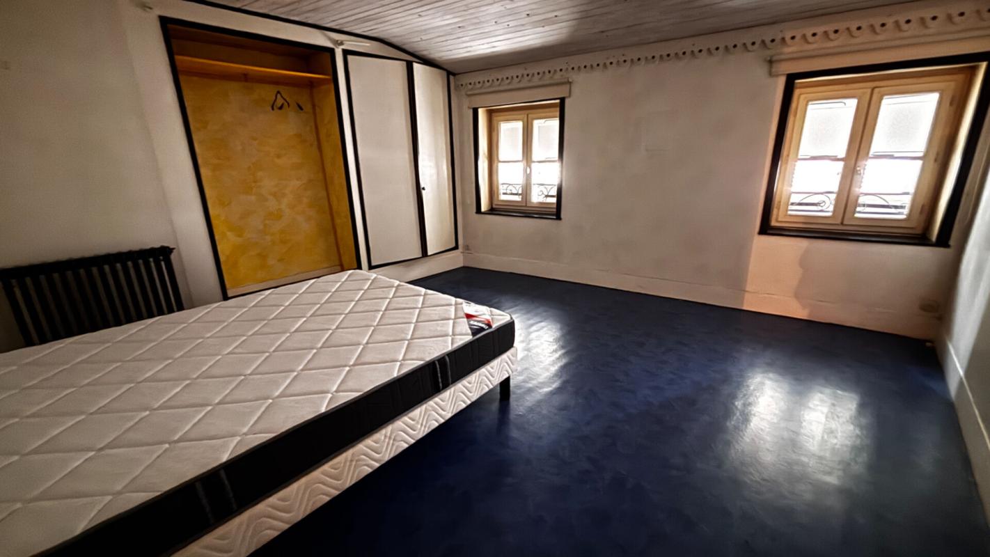 TOURNUS Maison coeur de ville en duplex, 5 P, avec commerce loué 10