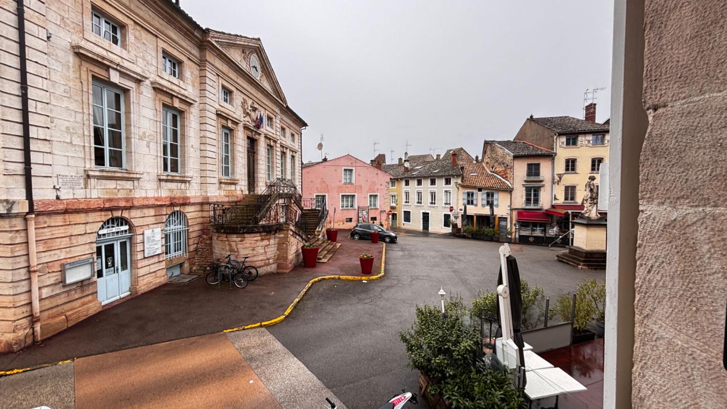 TOURNUS Maison coeur de ville en duplex, 5 P, avec commerce loué 18