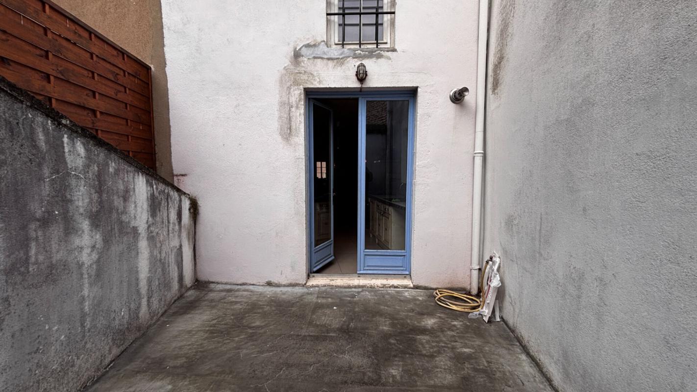 TOURNUS Maison coeur de ville en duplex, 5 P, avec commerce loué 6