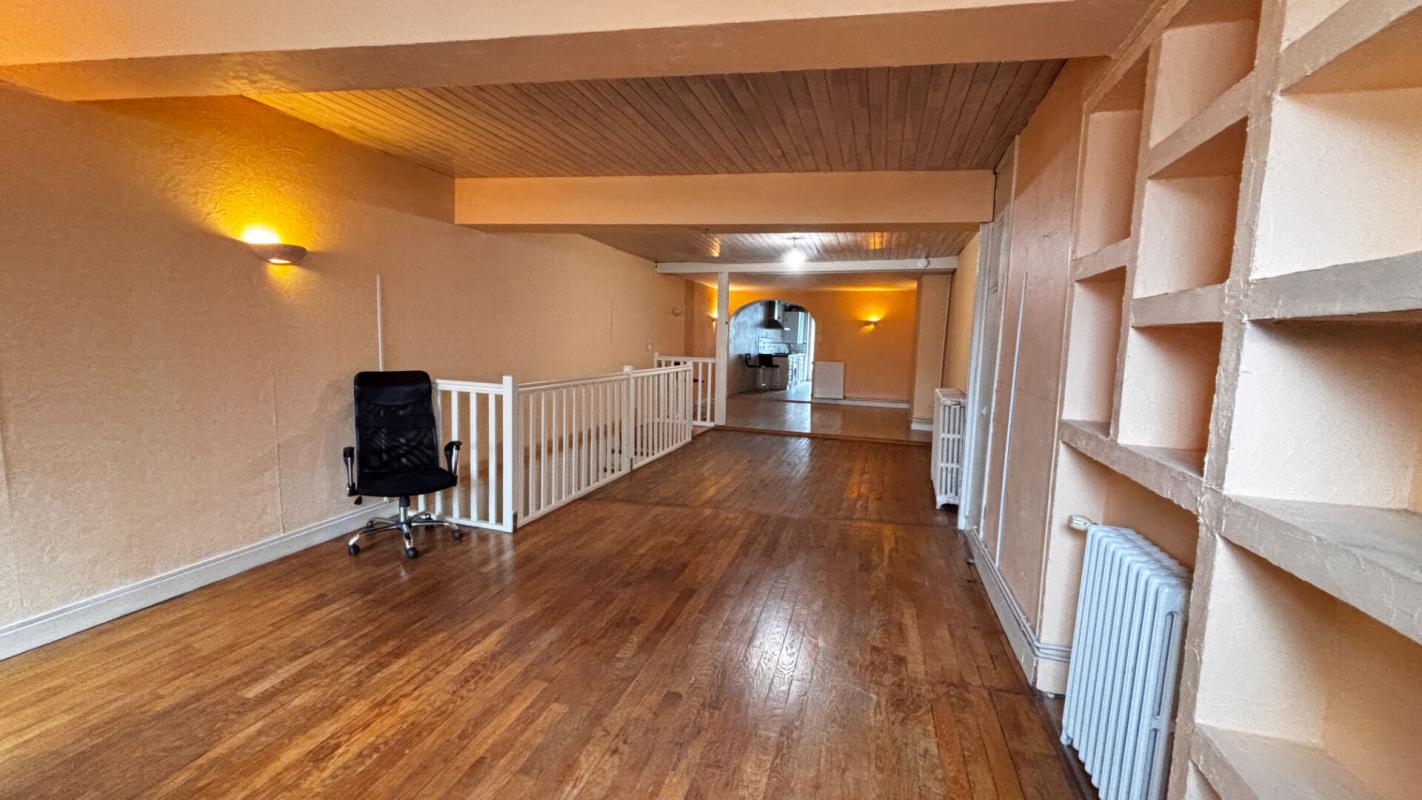 TOURNUS Maison coeur de ville en duplex, 5 P, avec commerce loué 8