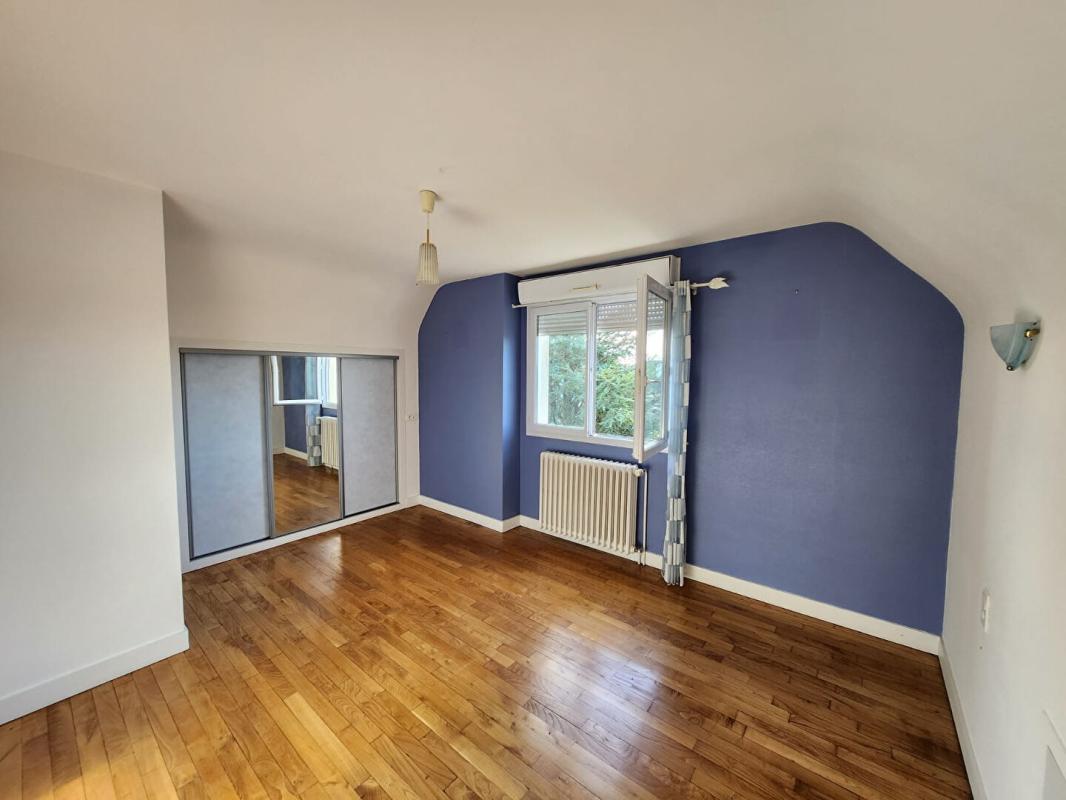 SAINT-HILAIRE-DU-HARCOUET Maison Saint Hilaire Du Harcouet 6 pièce(s) 141 m2 12