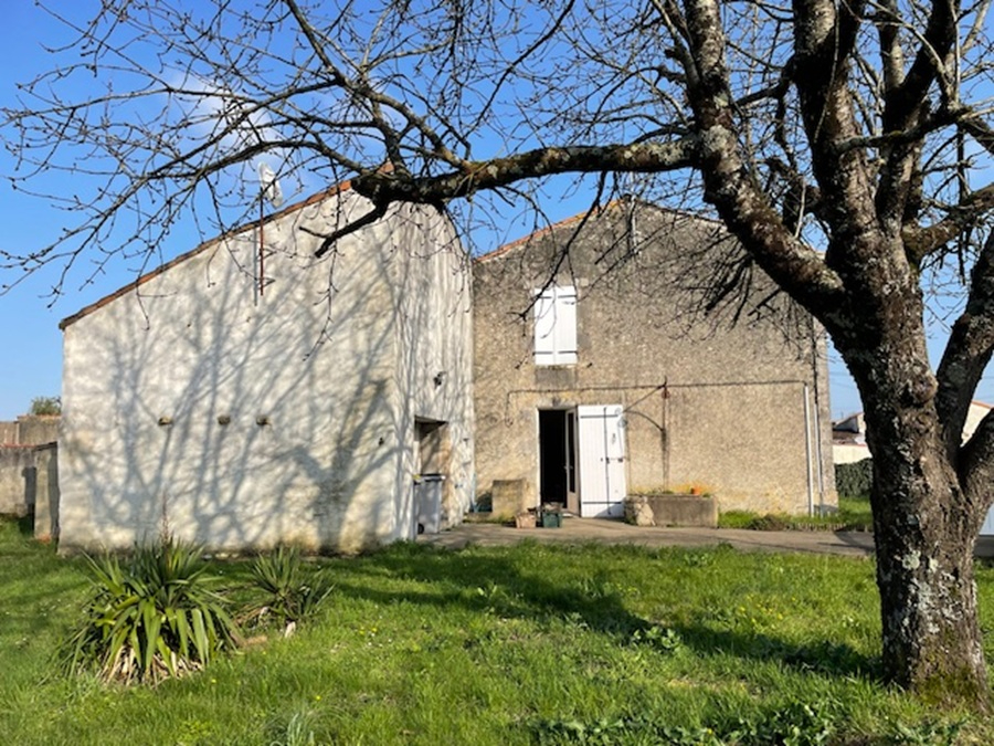 LONGEVES Maison à rénover avec beau potentiel ? 105 m² ? Proche La Rochelle 1