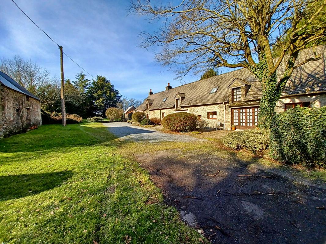 MARZAN Longère habitable en pierres, composée de 3 maisons & 1,5 hectares de terrain. Potentiel pour faire des gîtes. Plage 1/4 heure 1