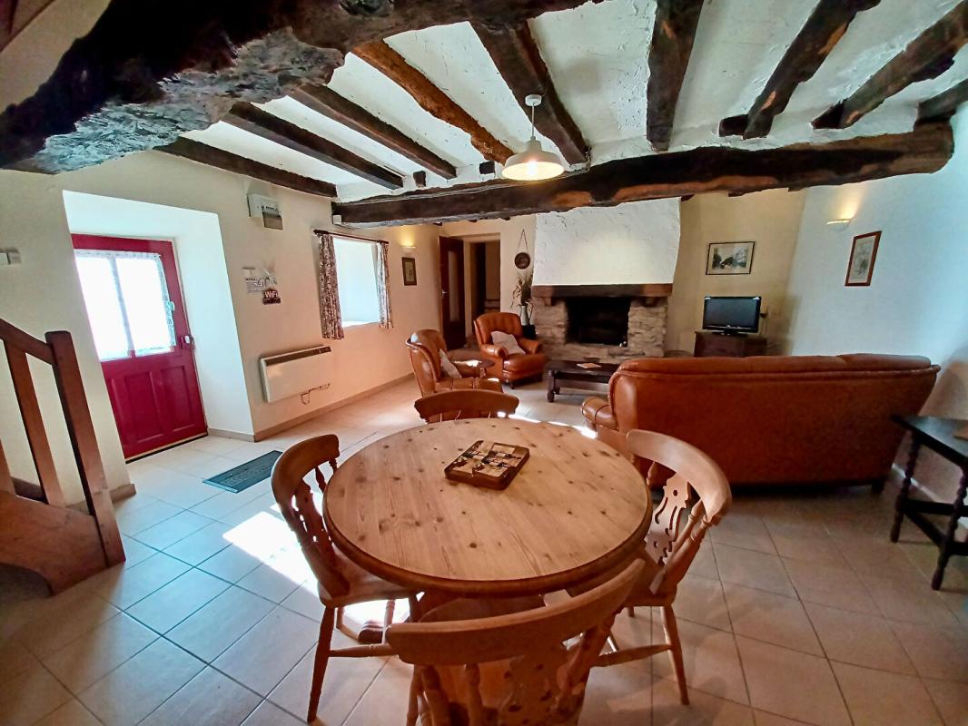 MARZAN Longère habitable en pierres, composée de 3 maisons & 1,5 hectares de terrain. Potentiel pour faire des gîtes. Plage 1/4 heure 11