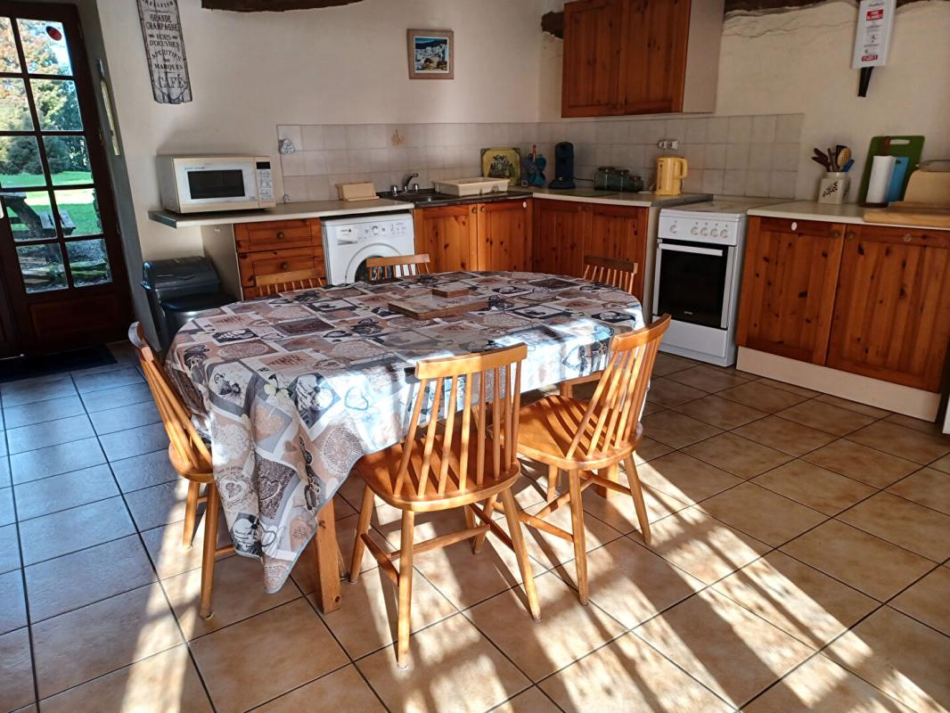 MARZAN Longère habitable en pierres, composée de 3 maisons & 1,5 hectares de terrain. Potentiel pour faire des gîtes. Plage 1/4 heure 12