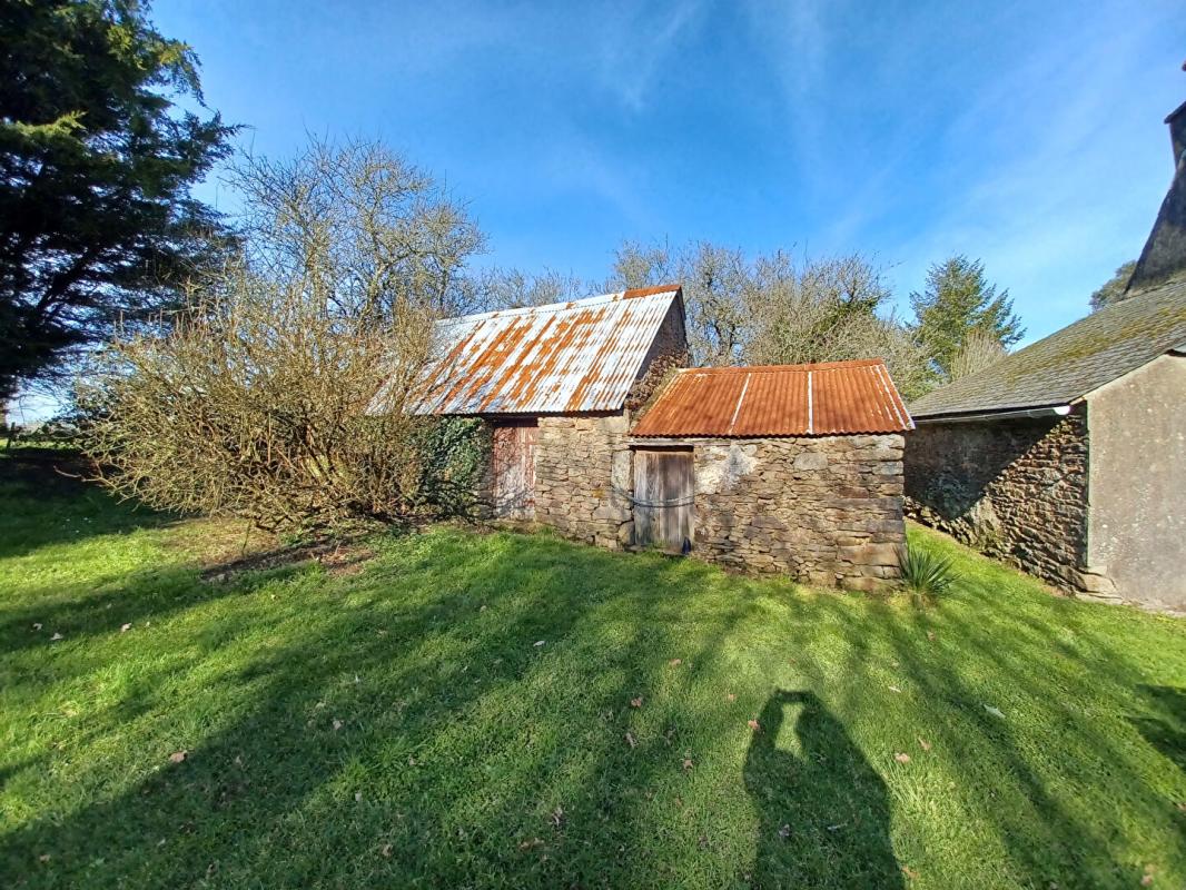 MARZAN Longère habitable en pierres, composée de 3 maisons & 1,5 hectares de terrain. Potentiel pour faire des gîtes. Plage 1/4 heure 13