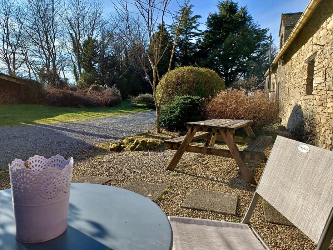 MARZAN Longère habitable en pierres, composée de 3 maisons & 1,5 hectares de terrain. Potentiel pour faire des gîtes. Plage 1/4 heure 14