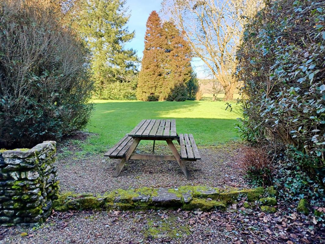 MARZAN Longère habitable en pierres, composée de 3 maisons & 1,5 hectares de terrain. Potentiel pour faire des gîtes. Plage 1/4 heure 15