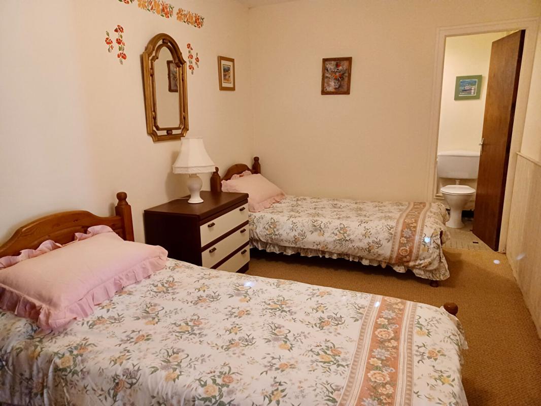 MARZAN Longère habitable en pierres, composée de 3 maisons & 1,5 hectares de terrain. Potentiel pour faire des gîtes. Plage 1/4 heure 16