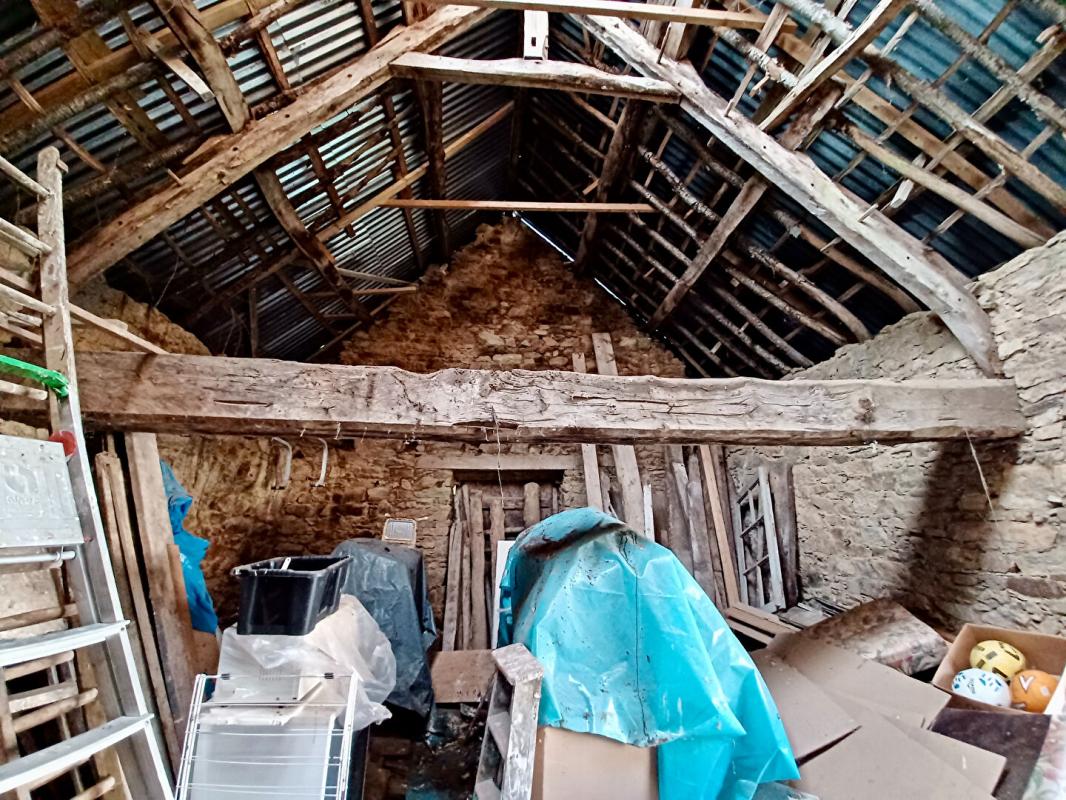 MARZAN Longère habitable en pierres, composée de 3 maisons & 1,5 hectares de terrain. Potentiel pour faire des gîtes. Plage 1/4 heure 17