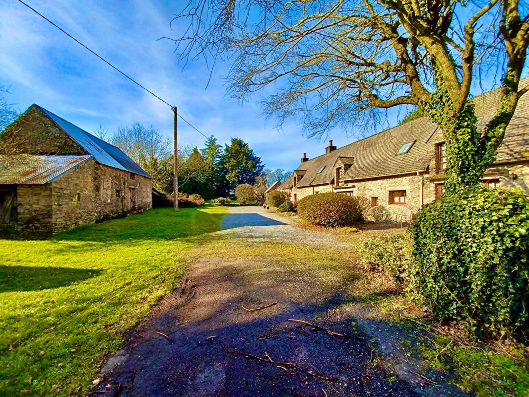 MARZAN Longère habitable en pierres, composée de 3 maisons & 1,5 hectares de terrain. Potentiel pour faire des gîtes. Plage 1/4 heure 6