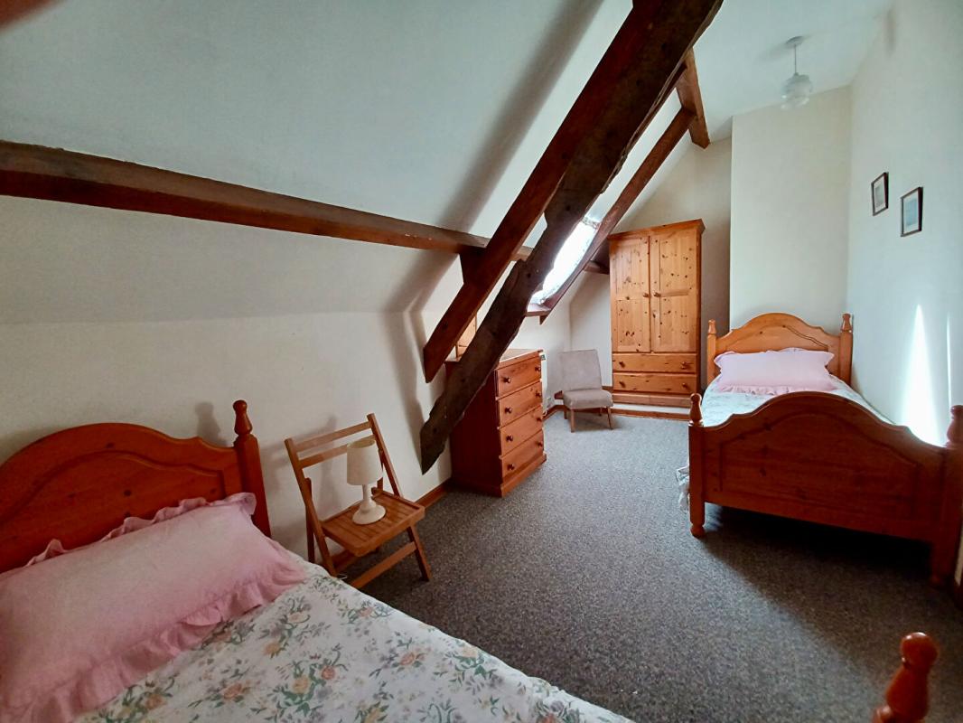 MARZAN Longère habitable en pierres, composée de 3 maisons & 1,5 hectares de terrain. Potentiel pour faire des gîtes. Plage 1/4 heure 8