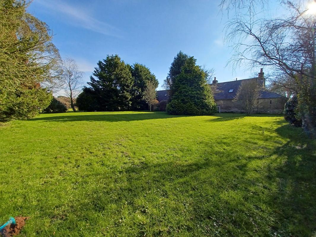 MARZAN Longère habitable en pierres, composée de 3 maisons & 1,5 hectares de terrain. Potentiel pour faire des gîtes. Plage 1/4 heure 9