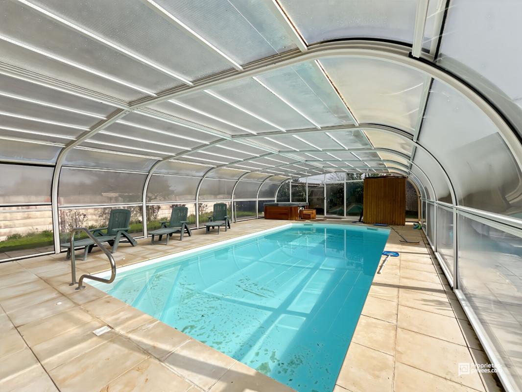 BERSON Maison avec piscine, spa et dépendances sur 6340 m² à vendre à Berson ? Proche Blaye 1