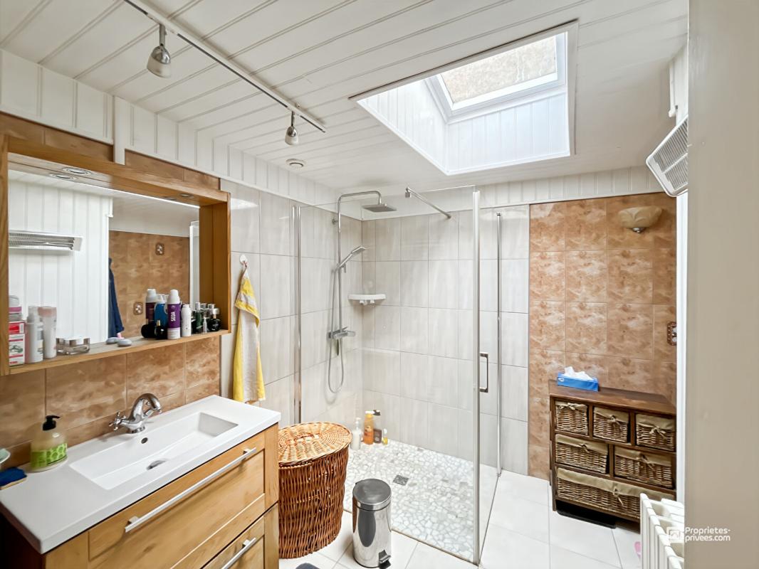 BERSON Maison avec piscine, spa et dépendances sur 6340 m² à vendre à Berson ? Proche Blaye 16