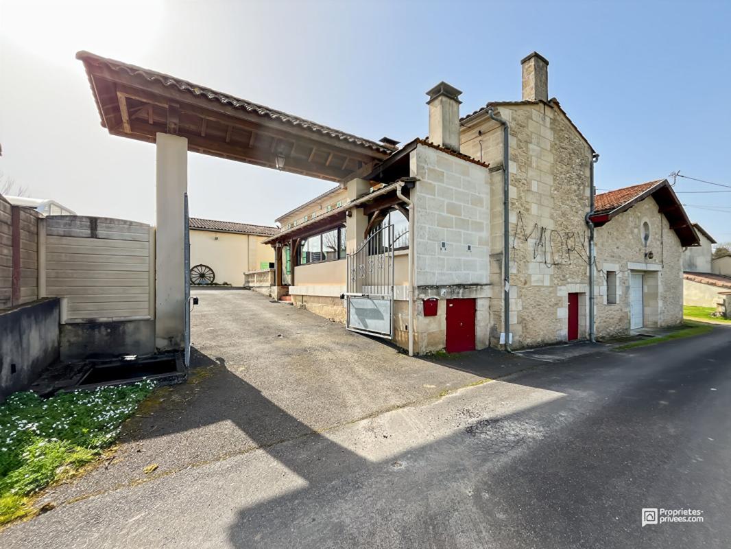 BERSON Maison avec piscine, spa et dépendances sur 6340 m² à vendre à Berson ? Proche Blaye 18
