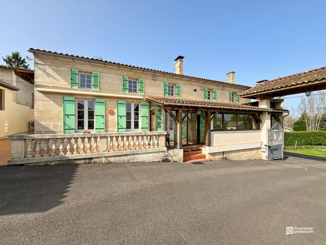 BERSON Maison avec piscine, spa et dépendances sur 6340 m² à vendre à Berson ? Proche Blaye 2