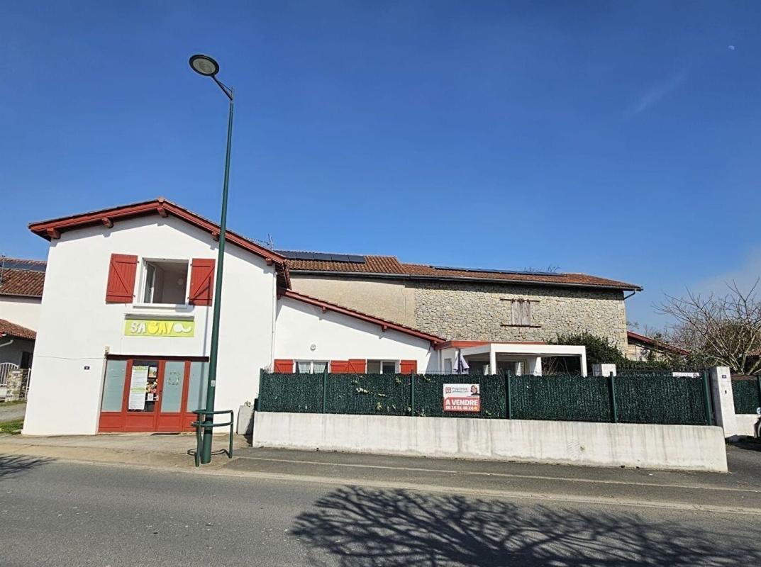 LARCEVEAU-ARROS-CIBITS EXCLUSIVITÉ À LARCEVEAU : ENSEMBLE IMMOBILIER MAISON & LOCAL 1