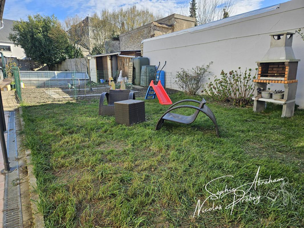 TOURY Maison en centre ville avec jardin, terrasse et places de parkings privatives 2