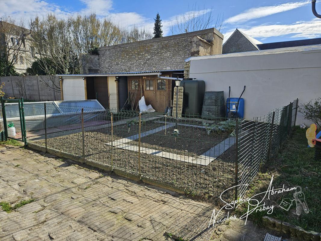 TOURY Maison en centre ville avec jardin, terrasse et places de parkings privatives 3