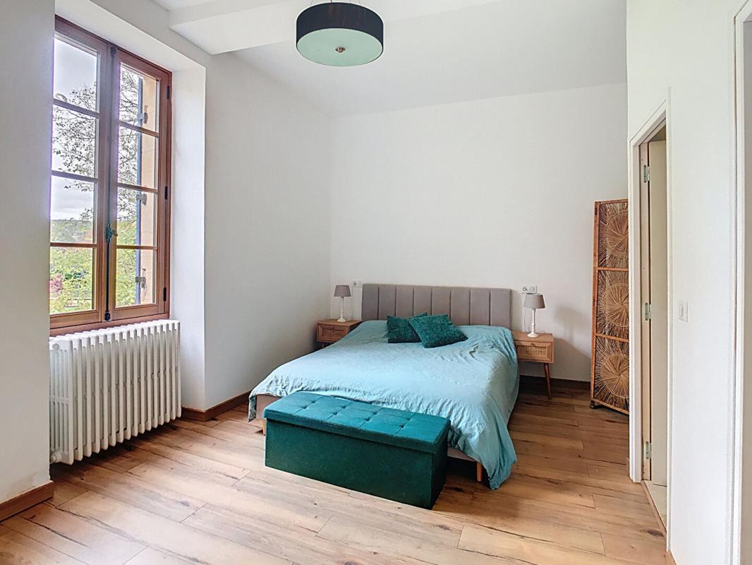 BEYNAC-ET-CAZENAC Belle propriété en pierre récemment rénovée 10