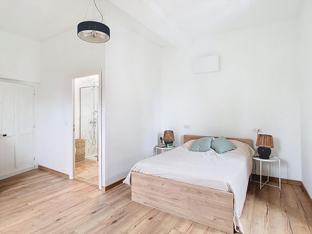 BEYNAC-ET-CAZENAC Belle propriété en pierre récemment rénovée 11