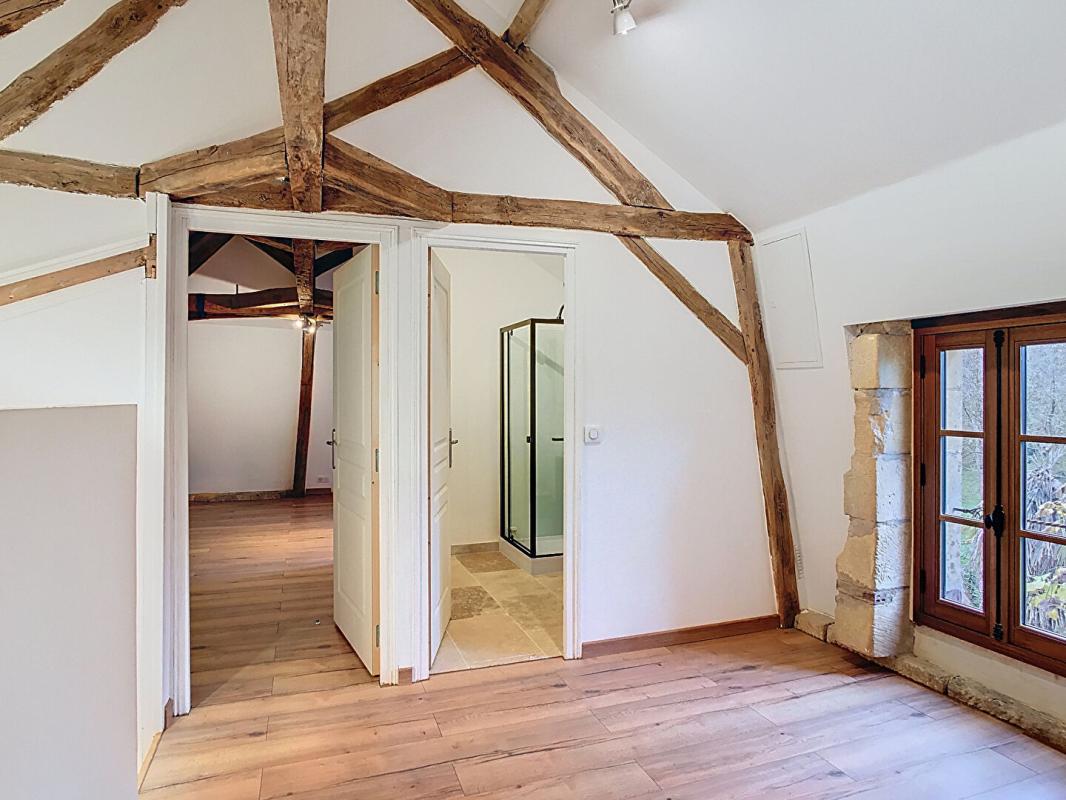 BEYNAC-ET-CAZENAC Belle propriété en pierre récemment rénovée 14