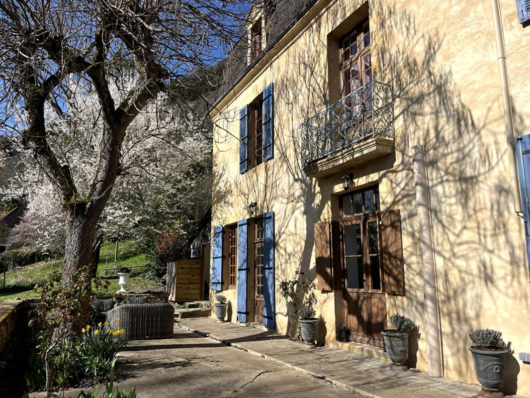 BEYNAC-ET-CAZENAC Belle propriété en pierre récemment rénovée 16