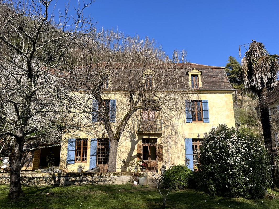 BEYNAC-ET-CAZENAC Belle propriété en pierre récemment rénovée 17
