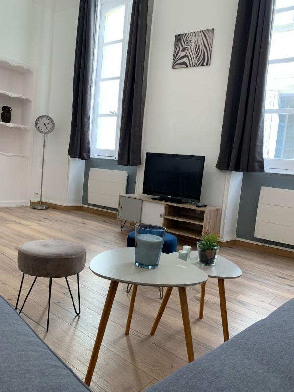 NIMES 30. GARD. Nîmes. Magnifique appartement entièrement rénové de 64 m² au coeur de l'écusson 2