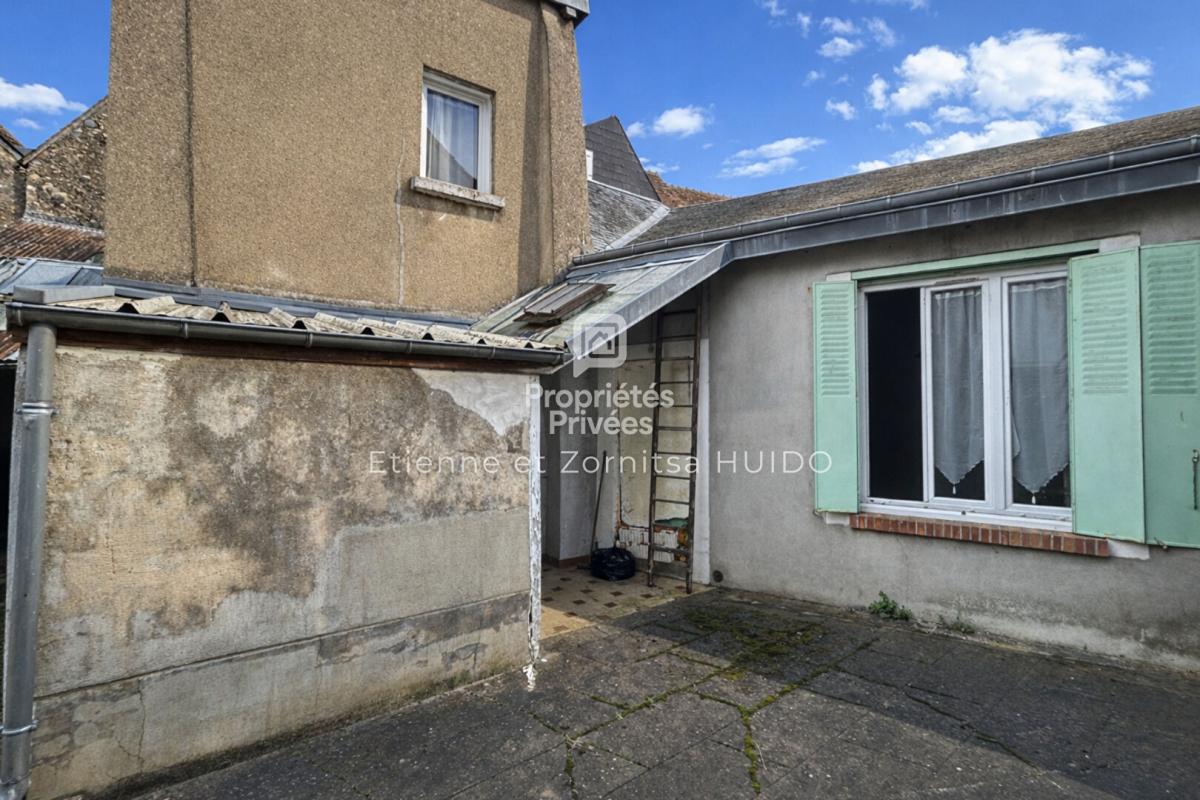 VATAN Maison de ville à rénover - Fort potentiel - Dépendances - Centre de Vatan 13