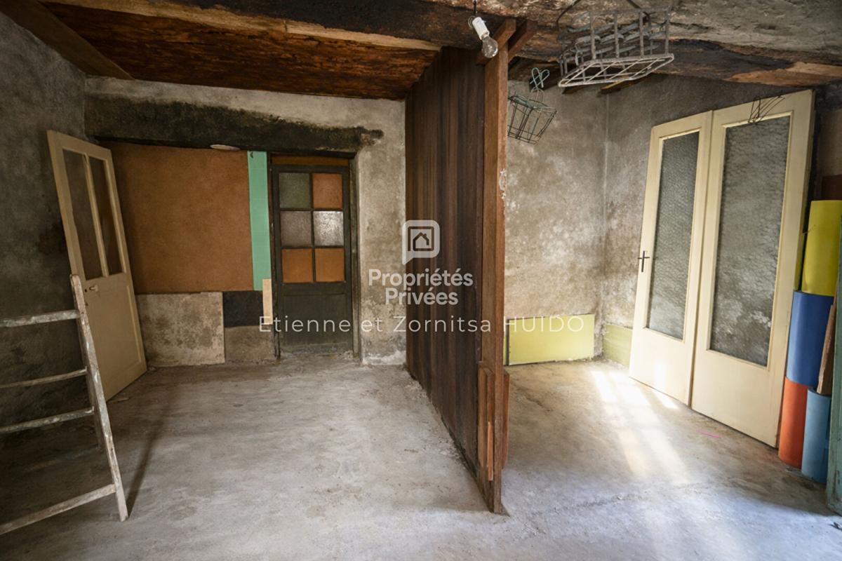 VATAN Maison de ville à rénover - Fort potentiel - Dépendances - Centre de Vatan 17