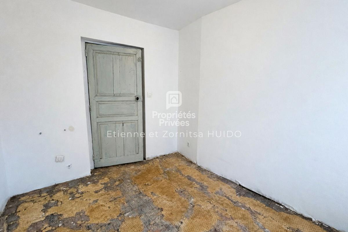 VATAN Maison de ville à rénover - Fort potentiel - Dépendances - Centre de Vatan 9