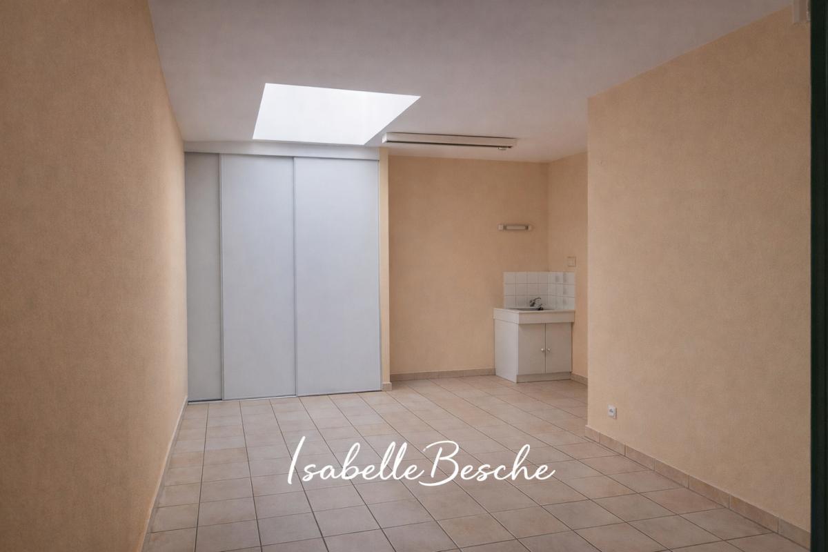 BORDEAUX 33100 BORDEAUX - local indépendant 239 m² , patio, grand garage 6