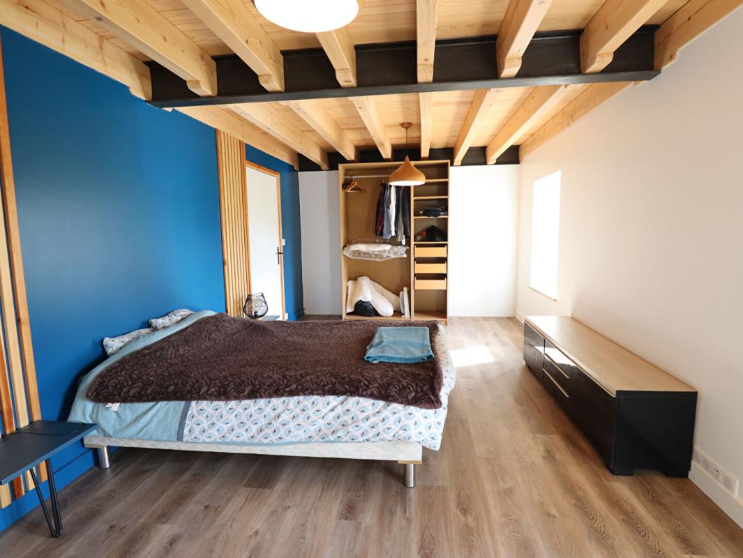 AMBERT Maison Ambert 6 pièces +/-250 m2 + 3ha de terrain environ 9