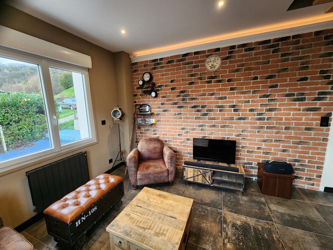 LES ANDELYS Les Andelys - Maison refaite à neuf de 75 m2 - 2/3 chambres + garage et bâtiment sur 2.109 m2 de terrain - Prix 242.000 10