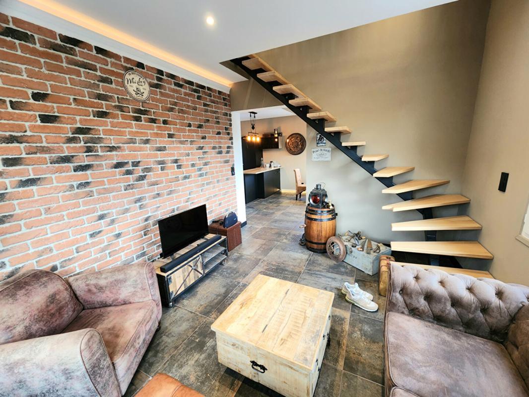 LES ANDELYS Les Andelys - Maison refaite à neuf de 75 m2 - 2/3 chambres + garage et bâtiment sur 2.109 m2 de terrain - Prix 242.000 11