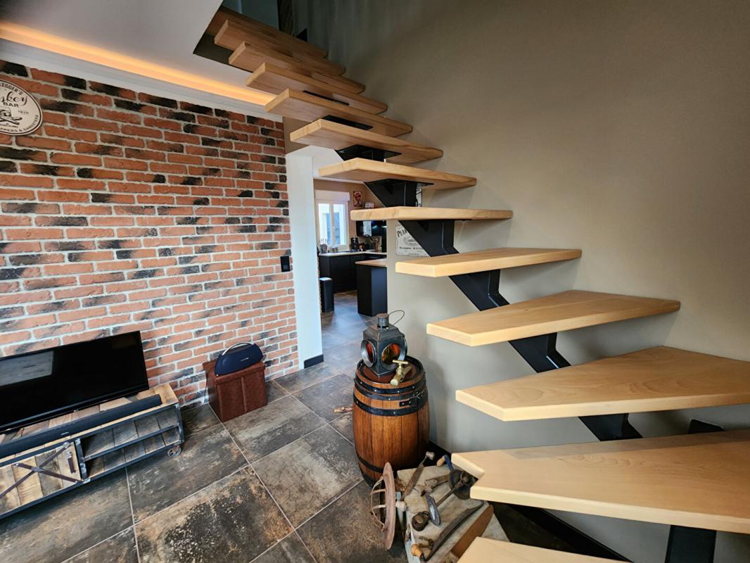 LES ANDELYS Les Andelys - Maison refaite à neuf de 75 m2 - 2/3 chambres + garage et bâtiment sur 2.109 m2 de terrain - Prix 242.000 12