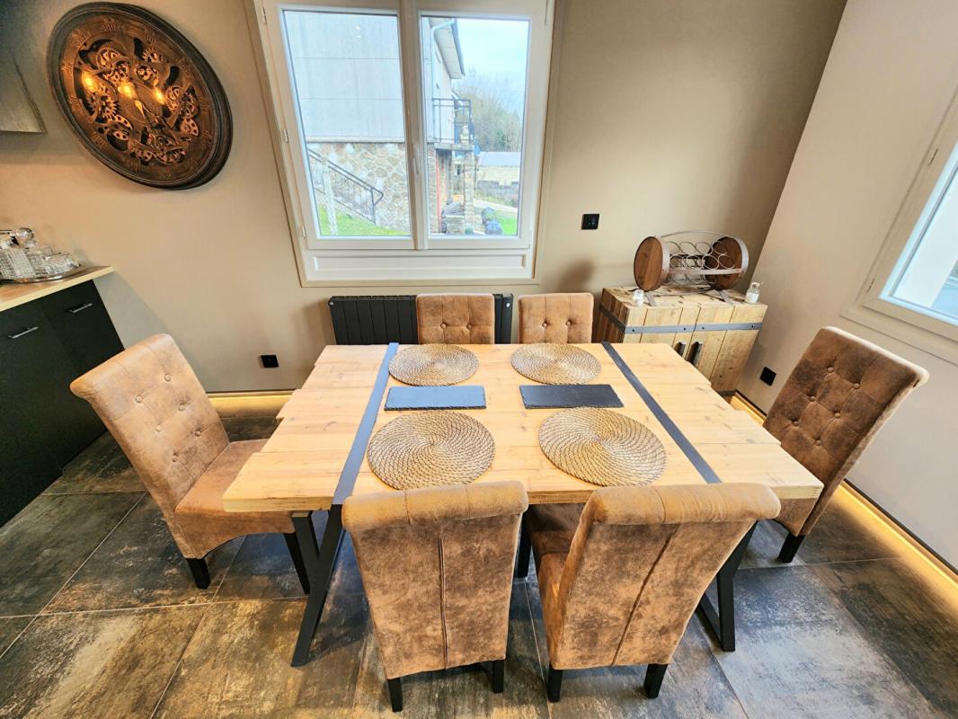 LES ANDELYS Les Andelys - Maison refaite à neuf de 75 m2 - 2/3 chambres + garage et bâtiment sur 2.109 m2 de terrain - Prix 242.000 6