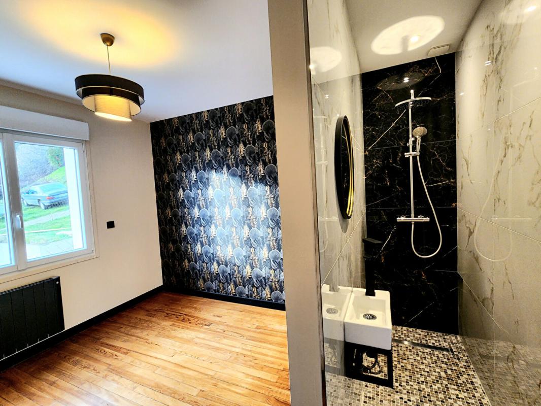 LES ANDELYS Les Andelys - Maison refaite à neuf de 75 m2 - 2/3 chambres + garage et bâtiment sur 2.109 m2 de terrain - Prix 242.000 7