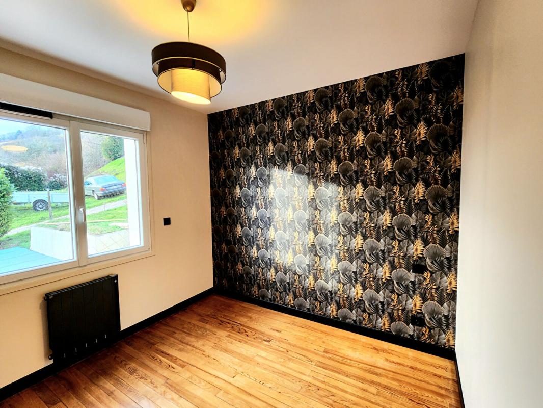 LES ANDELYS Les Andelys - Maison refaite à neuf de 75 m2 - 2/3 chambres + garage et bâtiment sur 2.109 m2 de terrain - Prix 242.000 9