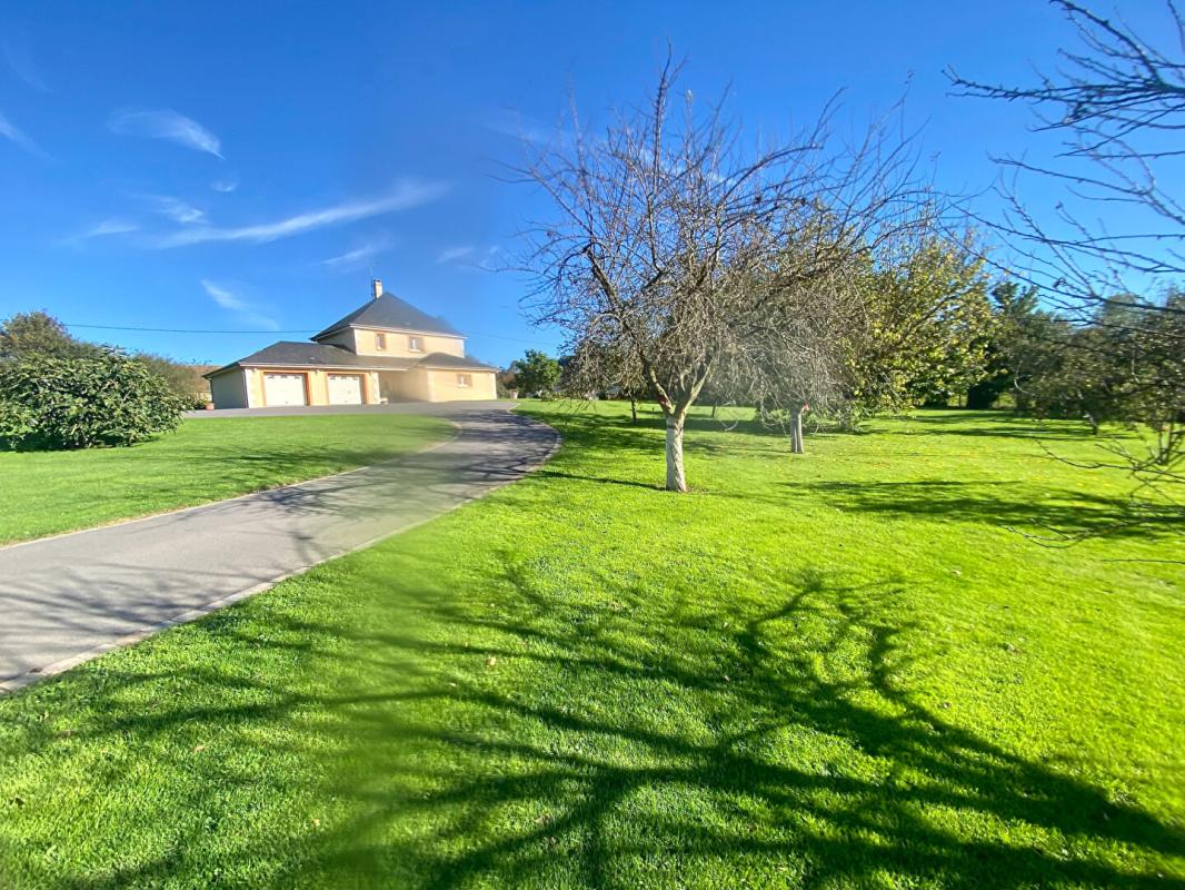 LE TORQUESNE Maison moderne au calme au coeur du pays d'auge , avec ses annexes dont 5 garages 17