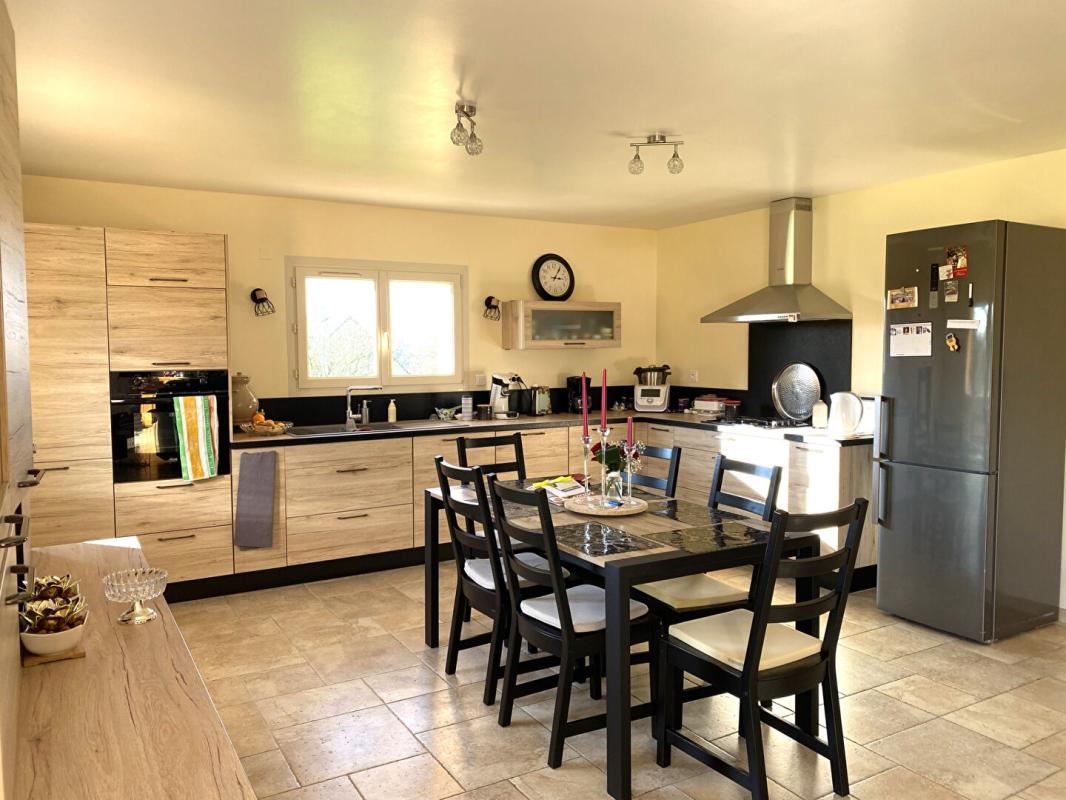 LE TORQUESNE Maison moderne au calme au coeur du pays d'auge , avec ses annexes dont 5 garages 5