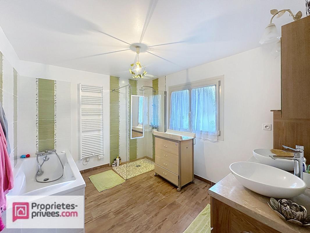 LE TORQUESNE Maison moderne au calme au coeur du pays d'auge , avec ses annexes dont 5 garages 7